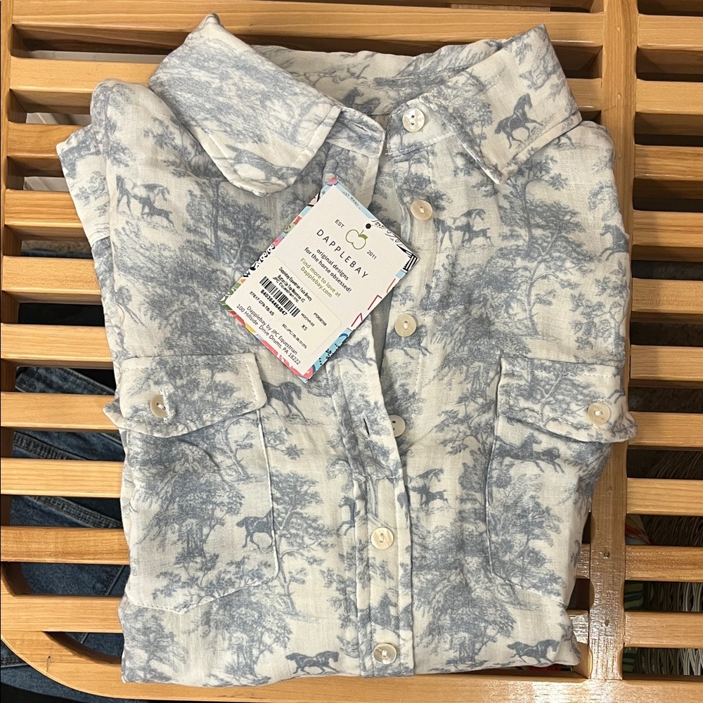 Apple Women's Button-Down Shirt in White and Light Blue Scenic Print
